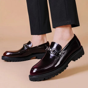 Sapato Masculino Loafer Romenzi RZ373 em couro envernizado com costura dupla e sola tratorada. Visual sofisticado em preto e vinho tinto