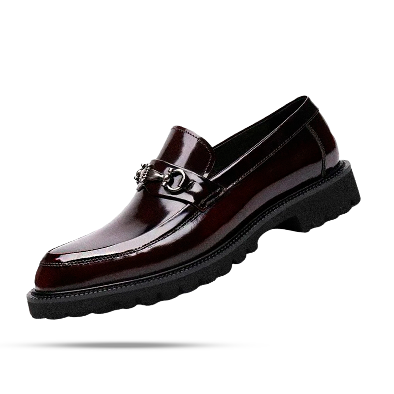 Sapato Masculino Loafer Romenzi RZ373 em couro envernizado com costura dupla e sola tratorada. Visual sofisticado em preto e vinho tinto