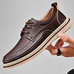 Sapato Masculino Romenzi RZ364 com acabamento elegante, palmilha confortável e solado antiderrapante. Visual clássico para uso formal e casual