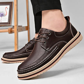 Sapato Masculino Romenzi RZ364 com acabamento elegante, palmilha confortável e solado antiderrapante. Visual clássico para uso formal e casual