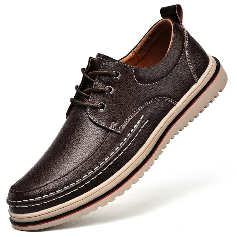 Sapato Masculino Romenzi RZ364 com acabamento elegante, palmilha confortável e solado antiderrapante. Visual clássico para uso formal e casual