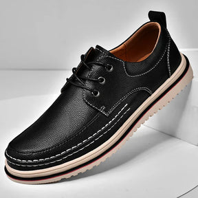 Sapato Masculino Romenzi RZ364 com acabamento elegante, palmilha confortável e solado antiderrapante. Visual clássico para uso formal e casual