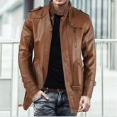 Sobretudo Masculino de Couro Romenzi RZ096, confeccionado em couro premium com design elegante e proteção ideal para os dias mais gelados.