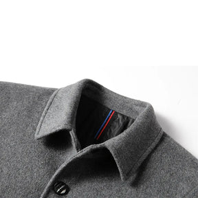 Sobretudo Masculino de Lã Grife Romenzi RZ093, com gola polo, corte perfeito e tecido premium, ideal para homens elegantes em diversas ocasiões.