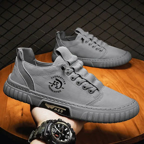 Tênis Casual Masculino Romenzi RZ333, confeccionado com material premium, sola anti penetração e conforto prolongado para rotinas exigentes.