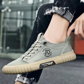 Tênis Casual Masculino Romenzi RZ333, confeccionado com material premium, sola anti penetração e conforto prolongado para rotinas exigentes.