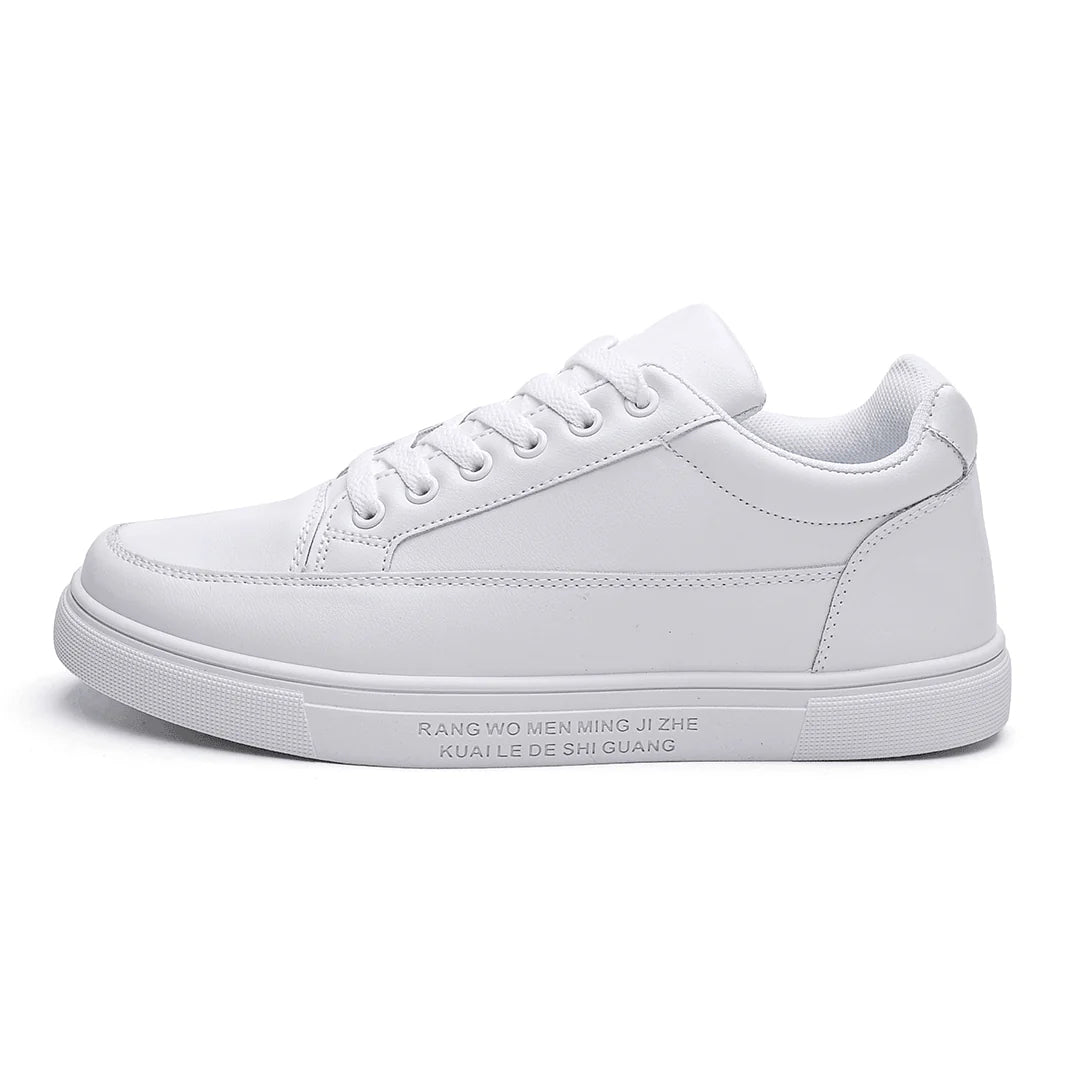 Tênis Masculino Romenzi RZ377 feito em couro ecológico com design elegante, palmilha confortável e sola antiderrapante, ideal para uso diário.