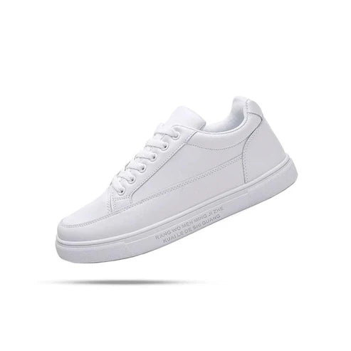 Tênis Masculino Romenzi RZ377 feito em couro ecológico com design elegante, palmilha confortável e sola antiderrapante, ideal para uso diário.