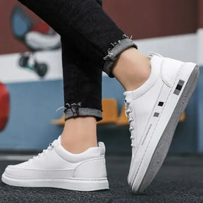 Tênis Masculino de Couro Fashion Romenzi RZ331, couro premium, design exclusivo, costura reforçada e sola antiderrapante para estilo e segurança.