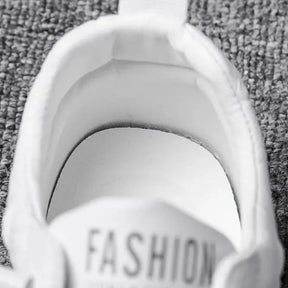 Tênis Masculino de Couro Fashion Romenzi RZ331, couro premium, design exclusivo, costura reforçada e sola antiderrapante para estilo e segurança.