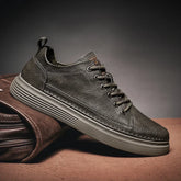 Tênis Masculino de Couro Romenzi RZ330, confeccionado em couro premium, solado antiderrapante e palmilha ergonômica, ideal para looks casuais e sociais.