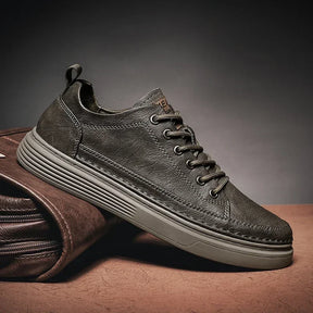 Tênis Masculino de Couro Romenzi RZ330, confeccionado em couro premium, solado antiderrapante e palmilha ergonômica, ideal para looks casuais e sociais.