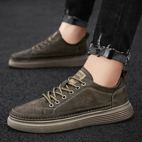 Tênis Masculino de Couro Romenzi RZ330, confeccionado em couro premium, solado antiderrapante e palmilha ergonômica, ideal para looks casuais e sociais.