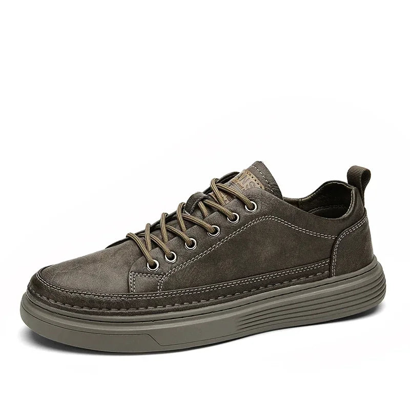 Tênis Masculino de Couro Romenzi RZ330, confeccionado em couro premium, solado antiderrapante e palmilha ergonômica, ideal para looks casuais e sociais.