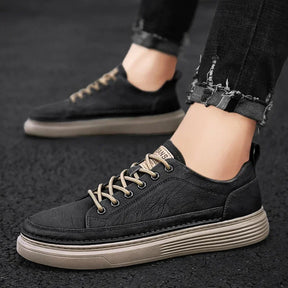 Tênis Masculino de Couro Romenzi RZ330, confeccionado em couro premium, solado antiderrapante e palmilha ergonômica, ideal para looks casuais e sociais.