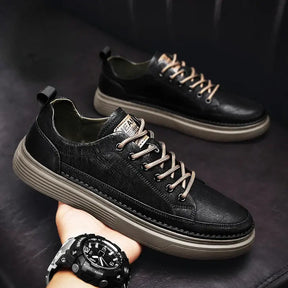 Tênis Masculino de Couro Romenzi RZ330, confeccionado em couro premium, solado antiderrapante e palmilha ergonômica, ideal para looks casuais e sociais.