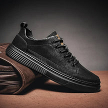 Tênis Masculino de Couro Romenzi RZ330, confeccionado em couro premium, solado antiderrapante e palmilha ergonômica, ideal para looks casuais e sociais.