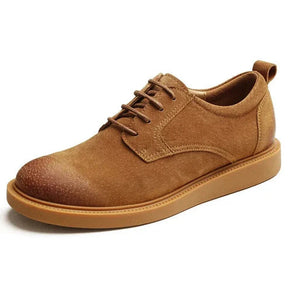 Tênis Masculino Romenzi RZ425 em camurça marrom com forro térmico, sola resistente e bico arredondado para conforto e elegância em dias frios.