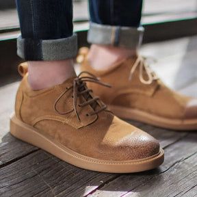 Tênis Masculino Romenzi RZ425 em camurça marrom com forro térmico, sola resistente e bico arredondado para conforto e elegância em dias frios.