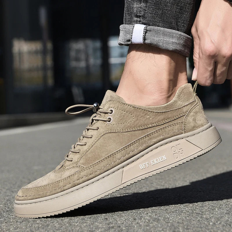Tênis masculino Romenzi RZ432 em camurça premium marfim, com solado antiderrapante, palmilha acolchoada e design sofisticado e versátil.