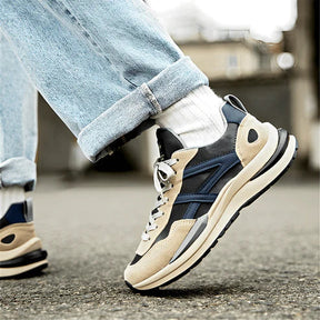 O Tênis Masculino Romenzi RZ383 está disponível em bege e cinza, com acabamento em couro e camurça, palmilha em látex e sola antiderrapante segura.