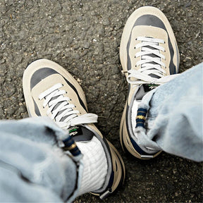 O Tênis Masculino Romenzi RZ383 está disponível em bege e cinza, com acabamento em couro e camurça, palmilha em látex e sola antiderrapante segura.