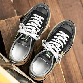 O Tênis Masculino Romenzi RZ383 está disponível em bege e cinza, com acabamento em couro e camurça, palmilha em látex e sola antiderrapante segura.
