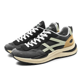 O Tênis Masculino Romenzi RZ383 está disponível em bege e cinza, com acabamento em couro e camurça, palmilha em látex e sola antiderrapante segura.