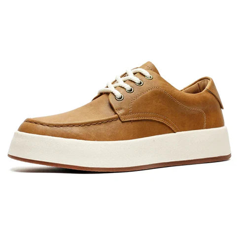 Tênis Masculino em Couro Romenzi RZ386 caramelo ou cinza com visual minimalista, sola durável e acabamento elegante para uso casual e moderno.