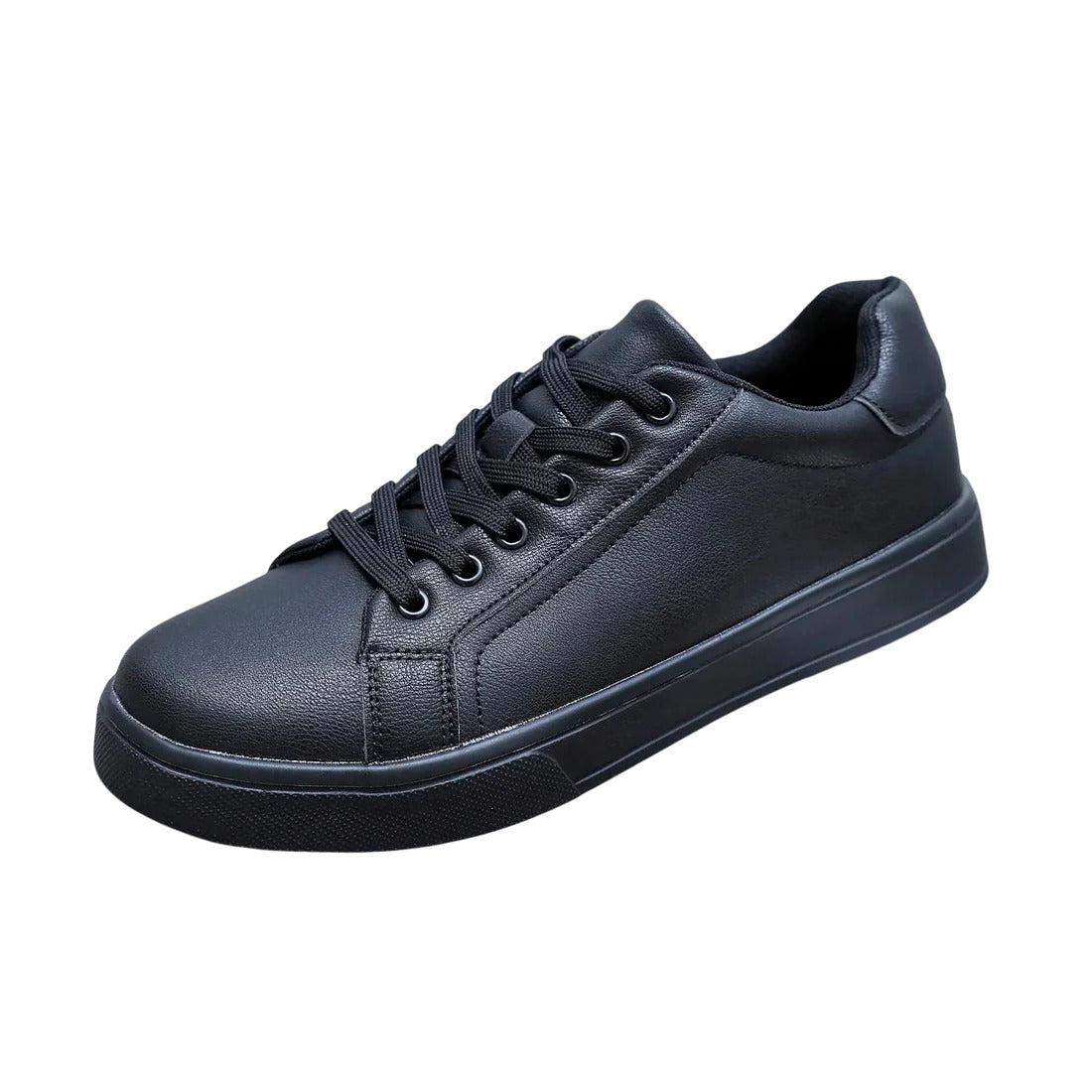 Tênis Romenzi RZ387 preto em couro premium com sola em borracha e palmilha PU. Estilo versátil e elegante para compor looks casuais e modernos.