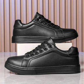 Tênis Romenzi RZ387 preto em couro premium com sola em borracha e palmilha PU. Estilo versátil e elegante para compor looks casuais e modernos.
