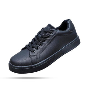 Tênis Romenzi RZ387 preto em couro premium com sola em borracha e palmilha PU. Estilo versátil e elegante para compor looks casuais e modernos.