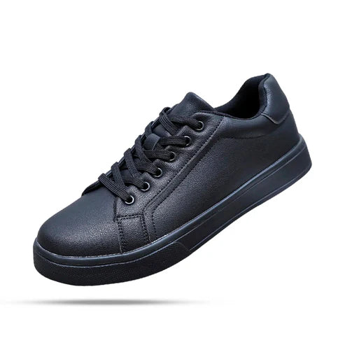 Tênis Romenzi RZ387 preto em couro premium com sola em borracha e palmilha PU. Estilo versátil e elegante para compor looks casuais e modernos.