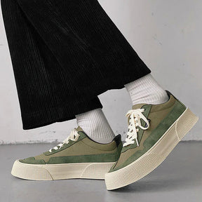 Tênis masculino em camurça Romenzi RZ389 com design minimalista, sola em borracha, fecho em cadarço e acabamento elegante para estilo casual refinado.