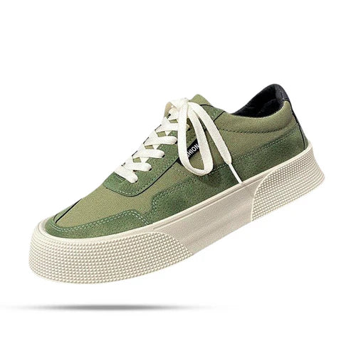 Tênis masculino em camurça Romenzi RZ389 com design minimalista, sola em borracha, fecho em cadarço e acabamento elegante para estilo casual refinado.
