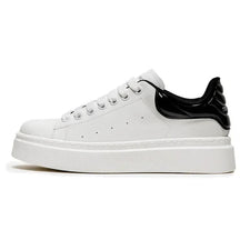 Tênis Masculino Romenzi RZ394 feito em couro premium, com design moderno, sola de borracha reta e estilo minimalista sofisticado.
