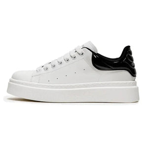 Tênis Masculino Romenzi RZ394 feito em couro premium, com design moderno, sola de borracha reta e estilo minimalista sofisticado.