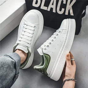 Tênis Masculino Romenzi RZ394 feito em couro premium, com design moderno, sola de borracha reta e estilo minimalista sofisticado.
