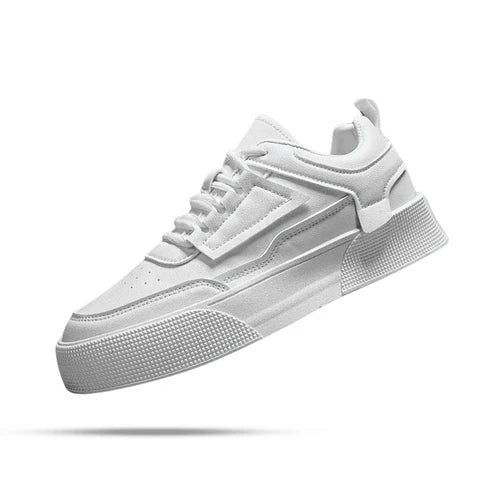 Tênis Masculino Romenzi RZ398 em couro premium com acabamento refinado, sola reta em borracha e visual elegante para looks casuais e sofisticados.