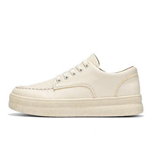 Tênis Masculino em Couro Romenzi RZ401 com acabamento refinado, sola reta, detalhes modernos e ajuste perfeito para estilo urbano com elegância.
