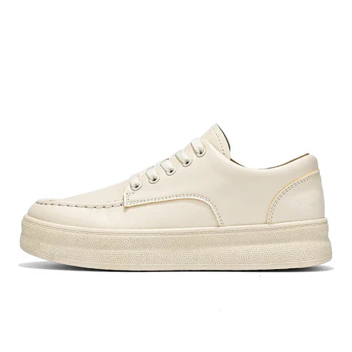 Tênis Masculino em Couro Romenzi RZ401 com acabamento refinado, sola reta, detalhes modernos e ajuste perfeito para estilo urbano com elegância.