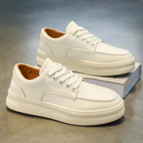 Tênis Masculino em Couro Romenzi RZ401 com acabamento refinado, sola reta, detalhes modernos e ajuste perfeito para estilo urbano com elegância.