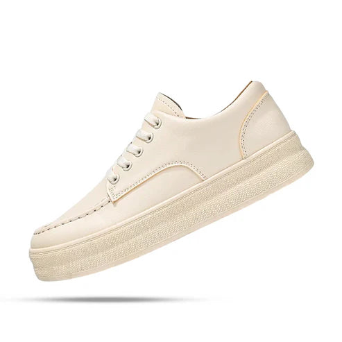 Tênis Masculino em Couro Romenzi RZ401 com acabamento refinado, sola reta, detalhes modernos e ajuste perfeito para estilo urbano com elegância.