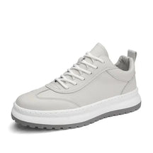 Tênis Masculino em Couro Romenzi RZ402 com estilo contemporâneo, acabamento premium, sola reta e ajuste confortável para visuais sofisticados.