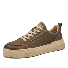 Tênis Masculino em Couro Romenzi RZ404 com acabamento elegante, sola reta, cadarço ajustável e detalhes refinados para looks modernos e urbanos.
