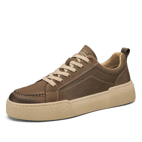 Tênis Masculino em Couro Romenzi RZ404 com acabamento elegante, sola reta, cadarço ajustável e detalhes refinados para looks modernos e urbanos.