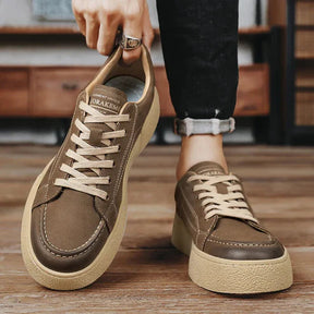 Tênis Masculino em Couro Romenzi RZ404 com acabamento elegante, sola reta, cadarço ajustável e detalhes refinados para looks modernos e urbanos.