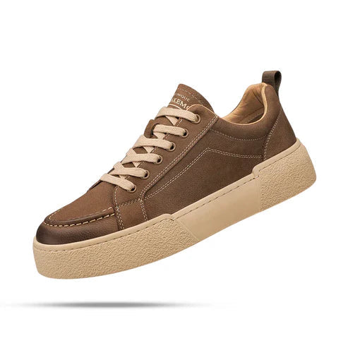 Tênis Masculino em Couro Romenzi RZ404 com acabamento elegante, sola reta, cadarço ajustável e detalhes refinados para looks modernos e urbanos.