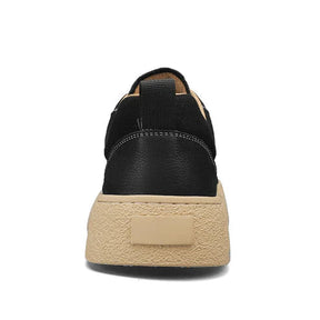 Tênis Masculino em Couro Romenzi RZ404 com acabamento elegante, sola reta, cadarço ajustável e detalhes refinados para looks modernos e urbanos.