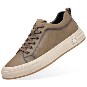 Tênis Masculino em Couro Romenzi RZ405 com acabamento premium, sola reta, detalhes minimalistas e ajuste confortável para estilo moderno e versátil.